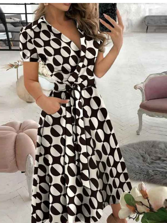 Elise - chic geometrisk bältesklänning™